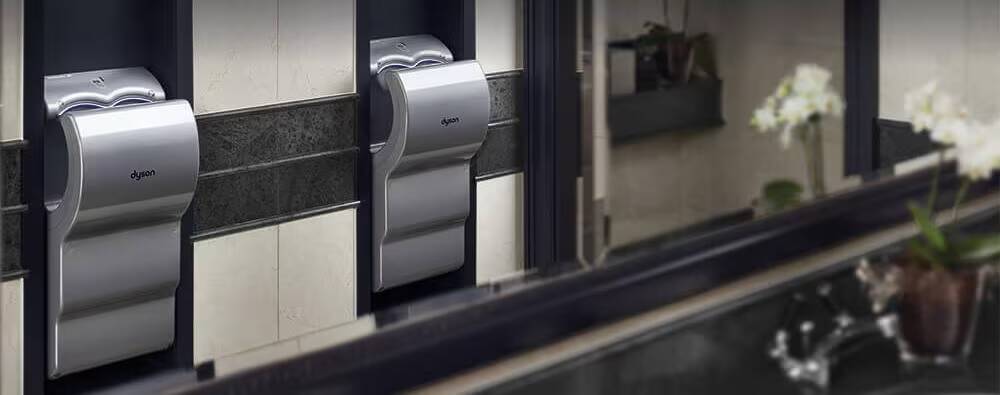 Диспенсеры для мыла Dyson на стене внутри помещения