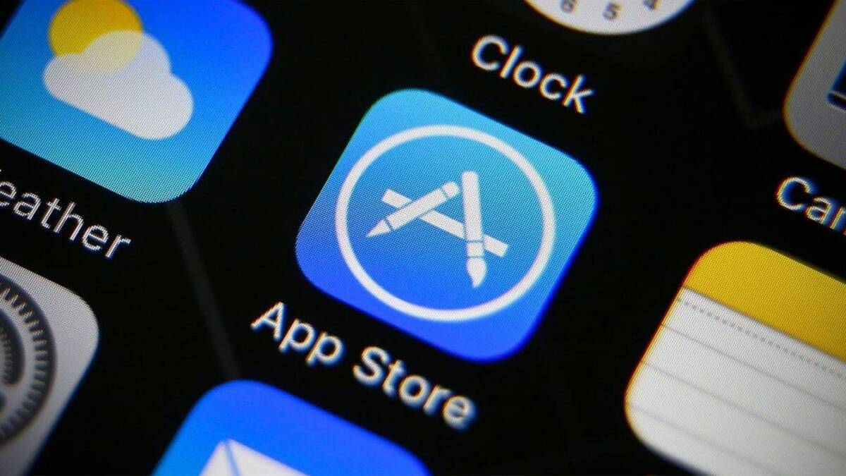 Иконка App Store на экране смартфона крупным планом