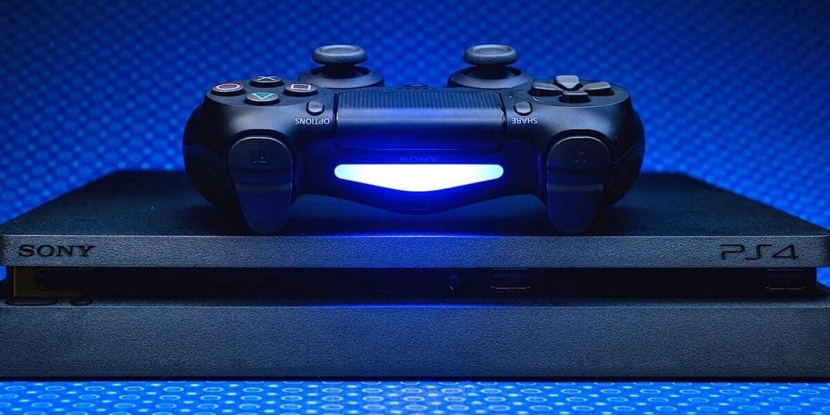 Джойстик PlayStation на консоли PS4 с подсветкой