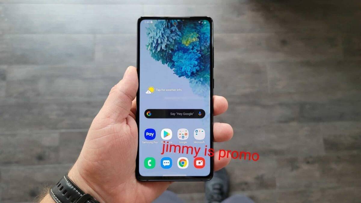 Рука держит смартфон Samsung Galaxy S20 с интерфейсом на экране