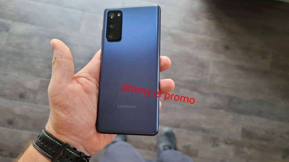 Смартфон Samsung Galaxy на руке с черным ремешком