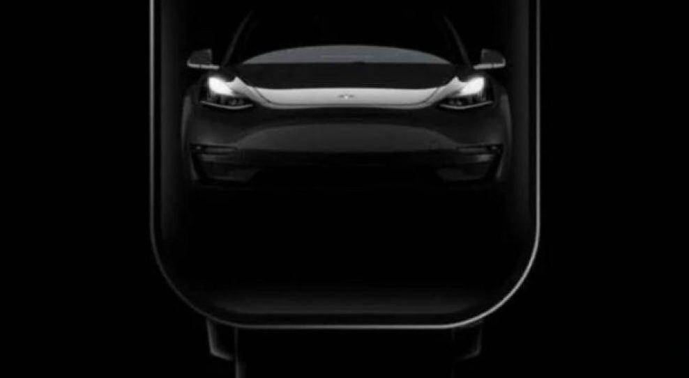 Черная умная камера с изображением автомобиля Tesla на экране