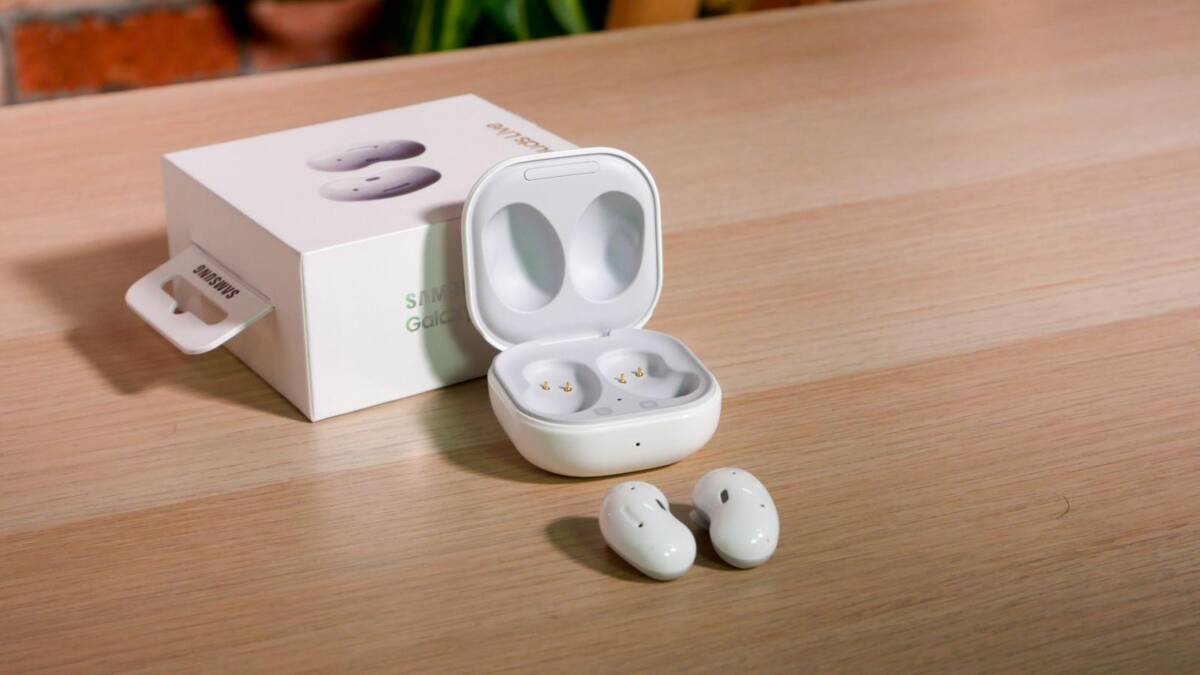 Открытые беспроводные наушники Samsung Galaxy Buds Live в кейсе