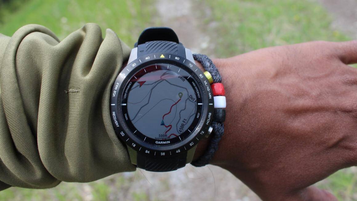 Умные часы Garmin MARQ с картой и маршрутом на руке