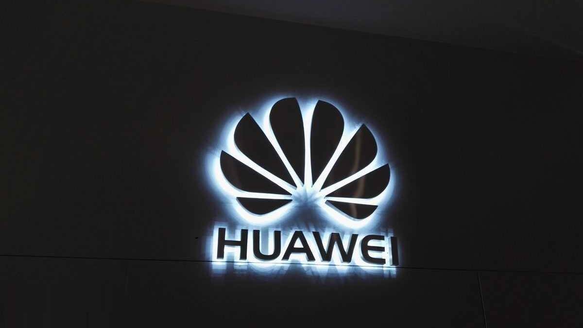Подсветка логотипа Huawei с ярким сиянием на темном фоне