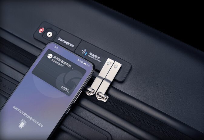 Умный чемодан Huawei с металлическими замками и USB-портом