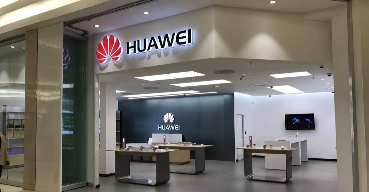 Магазин Huawei в торговом центре с дисплеями и столами