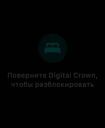 Женщина в футуристическом костюме на сцене с песком