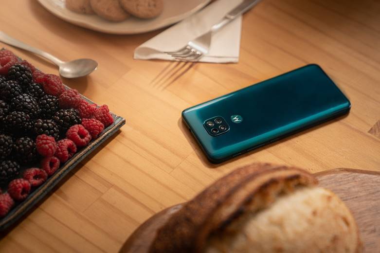 Motorola анонсирует старт продаж и российские цены смартфона moto g9 play 10 Рекламный изображение бренда OPPO K13x с тремя камерами сзади