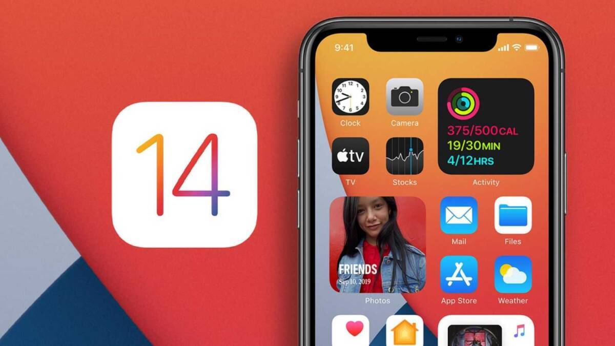 Экран iPhone с иконками приложений и виджетом активности