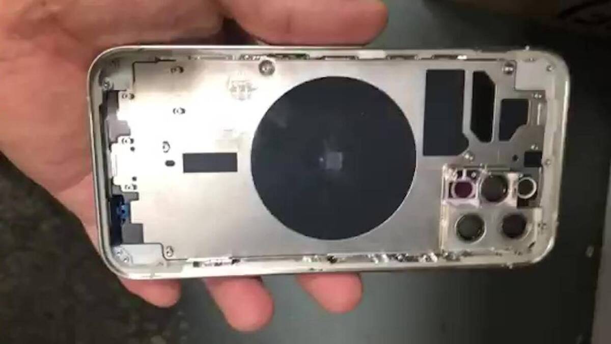 Внутренний компонент iPhone 12 без задней крышки