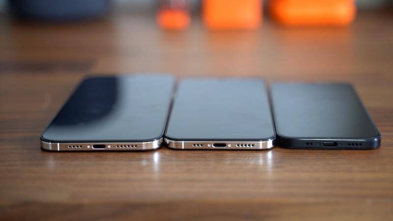 Три смартфона Apple на деревянной поверхности с низким углом обзора