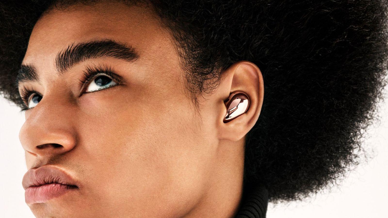 Galaxy Buds Live в ухе