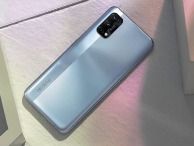 Смартфон Realme 7 на задней панели с камерой и логотипом