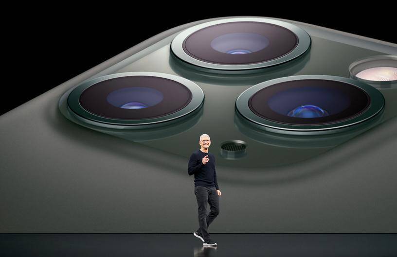 Большой макросъемка камеры iPhone 12 на фоне черного