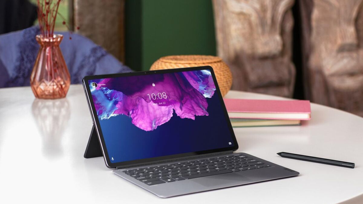 Планшет Lenovo с клавиатурой и стилусом на столе