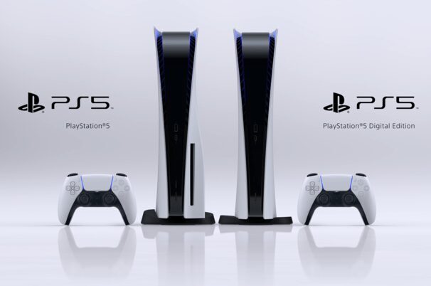 Передняя часть консолей PlayStation 5 Digital Edition и контроллеровDualSense с изображением на светлом фоне