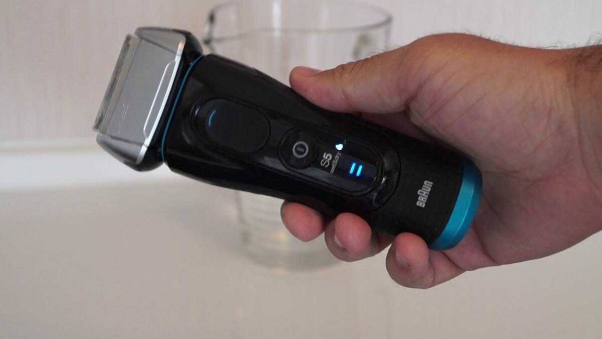 Электробритва Braun WaterFlex у руке спереди