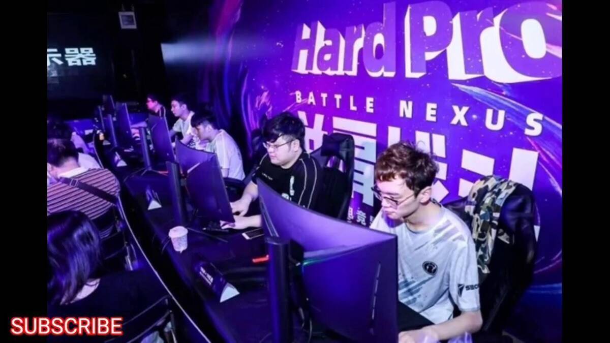 Геймеры за игровыми мониторами Hisense на турнире