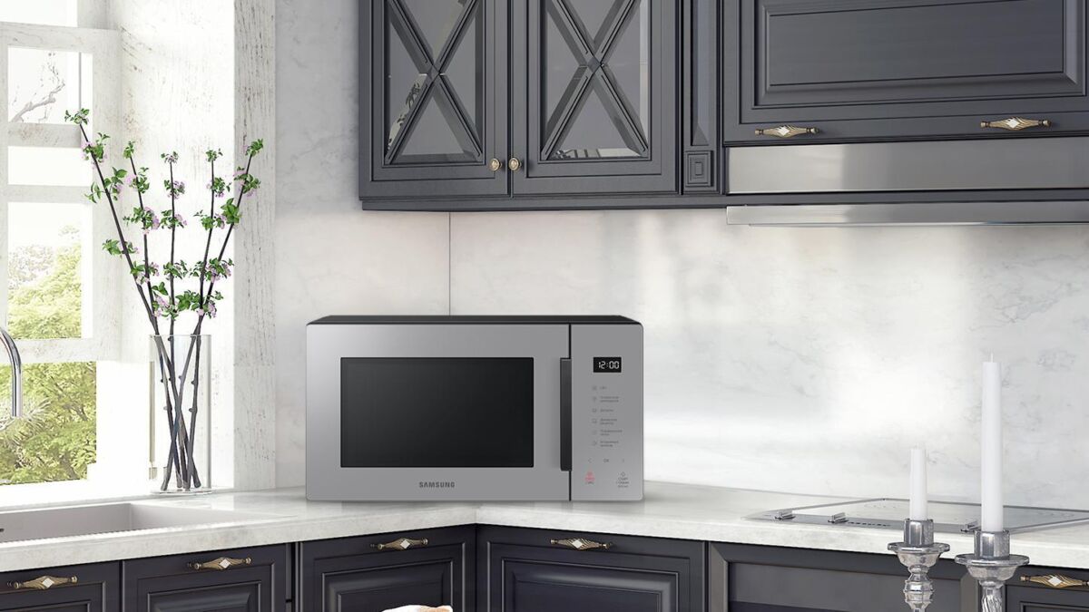 Микроволновая печь Samsung на кухонной поверхности