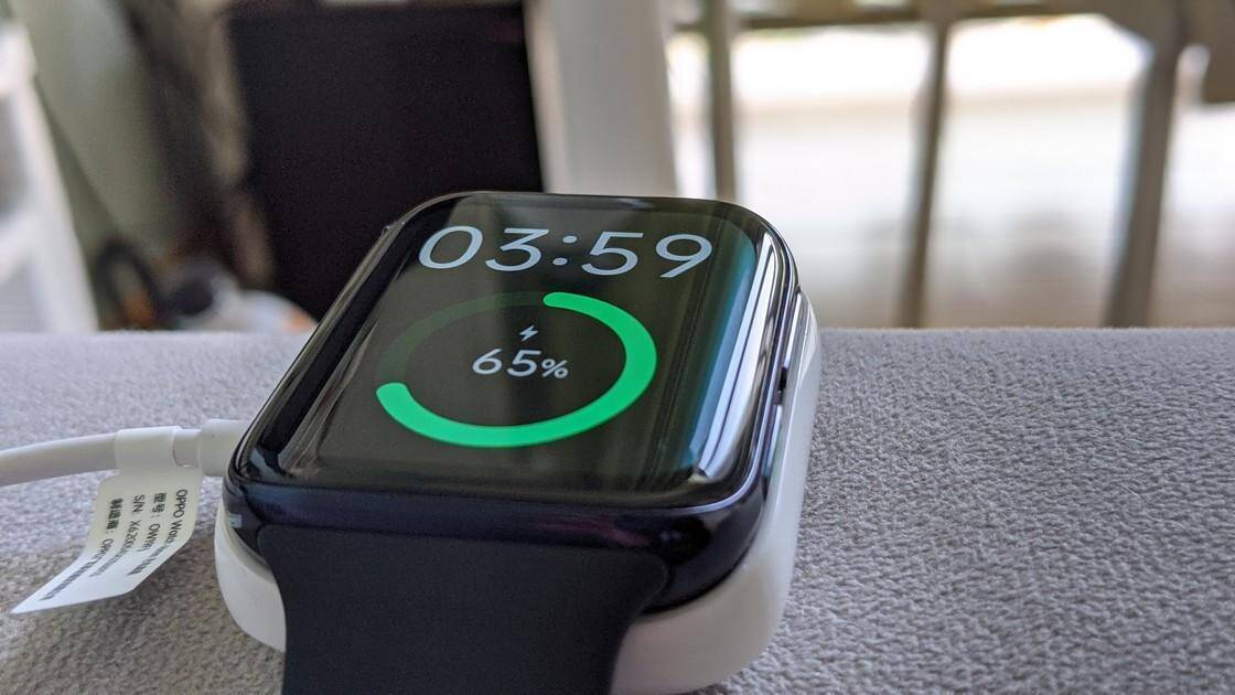 Умные часы OPPO Watch на зарядном устройстве