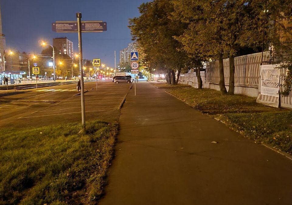 Улица с деревьями и ночными огнями в городе