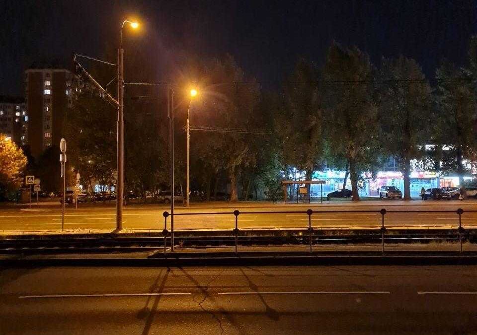 Уличное освещение ночью на дороге рядом с деревьями