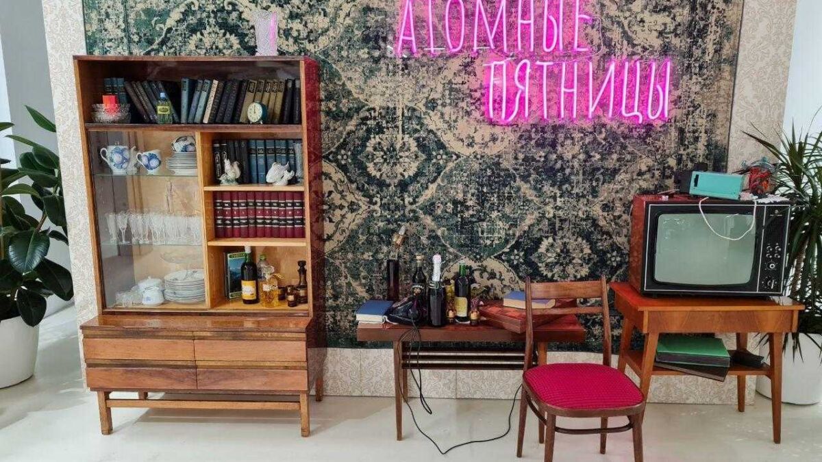 Интерьер комнаты с винтажной мебелью и телевизором