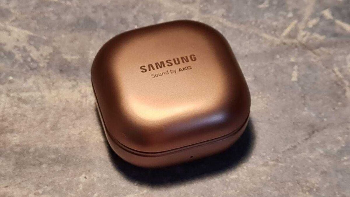 Коробка с наушниками Samsung Sound by AKG на сером фоне