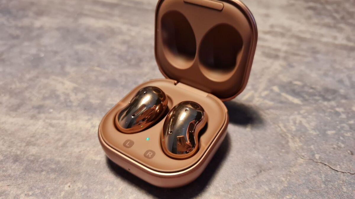 Беспроводные наушники с металлическим корпусом внутри чехла