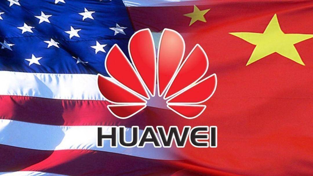Флаг США и Китая с логотипом Huawei на переднем плане