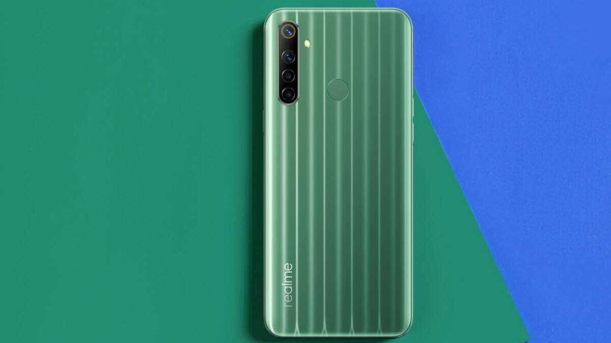 Зеленый смартфон Realme с вертикальной линейкой камер