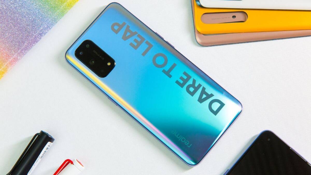 Топовый чип, квадрокамера и большой экран. Представлены смартфоны Realme X7 и X7 Pro 7 Смартфон Realme X7 с задней крышкой и квадрокамерой