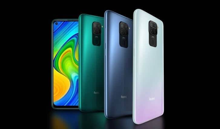 Четыре смартфона Honor с разными цветами и задней панелью
