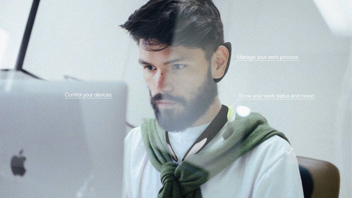 Человек с наушниками и дисплеем с интерфейсом управления