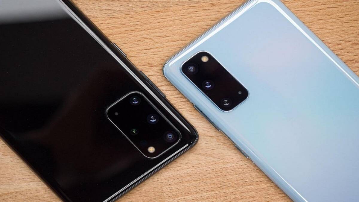 Обратная сторона Samsung Galaxy S20 FE с тремя камерами