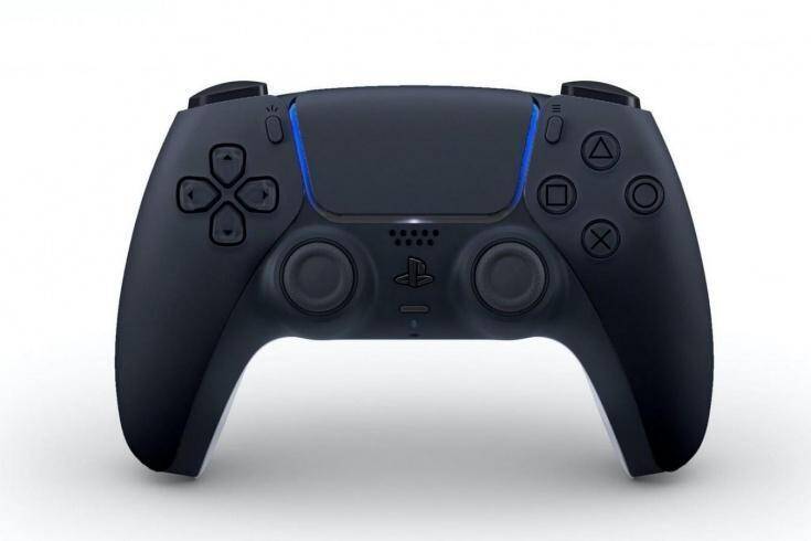 Джойстик Sony PlayStation 5 в центре изображения