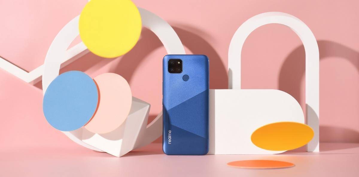 Синий REALME смартфон на фоне абстрактных геометрических фигур