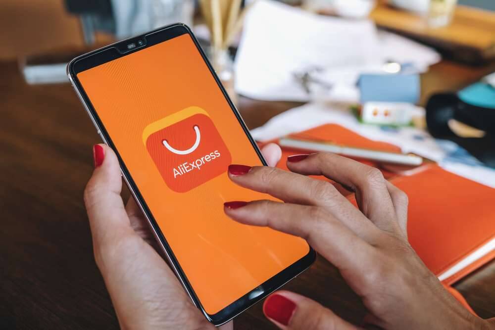 Мобильный телефон с открытым приложением AliExpress на экране