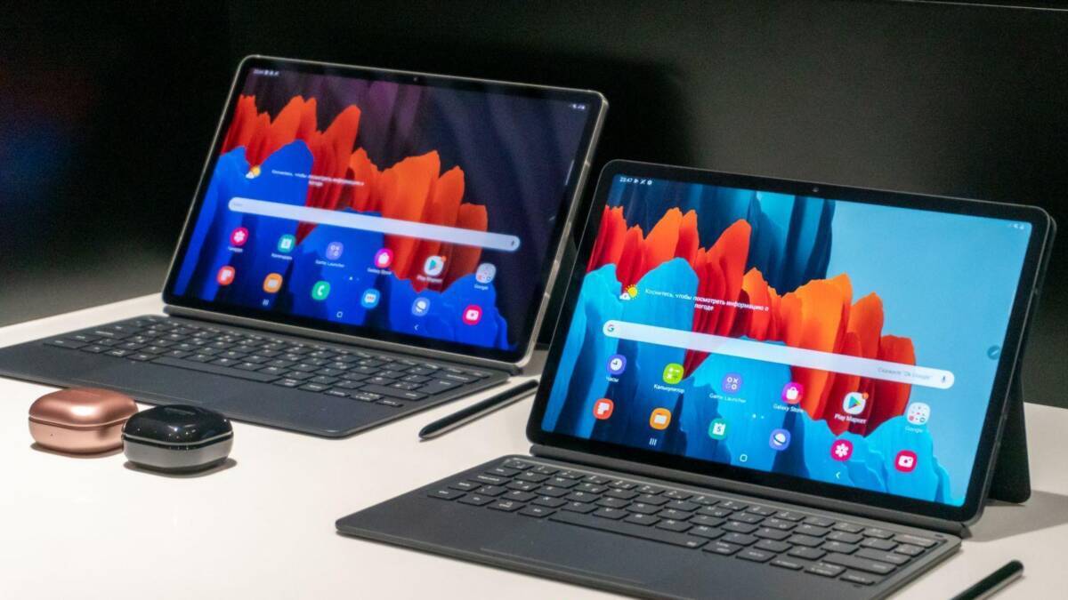 Два планшета Samsung Galaxy Tab S7 5G с клавиатурами и стилусами на белом столе