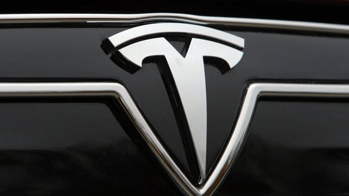 Логотип Tesla на передней маске автомобиля электромобиль