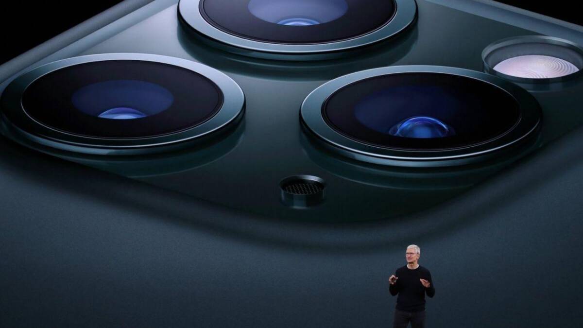 Вид сбоку новой Apple Watch и iPad Air крупные камеры