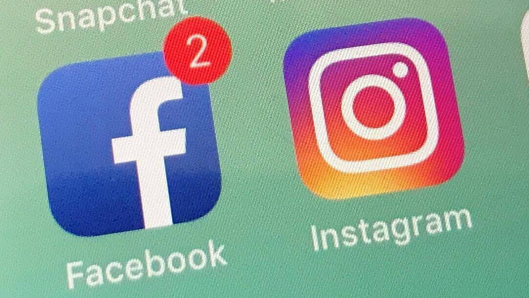 Иконки приложений Facebook и Instagram на экране смартфона с уведомлениями