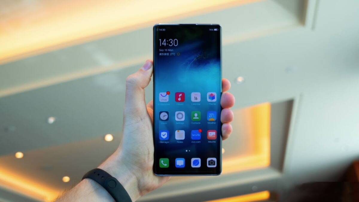 Смартфон Xiaomi с экраном и вырезом дисплея