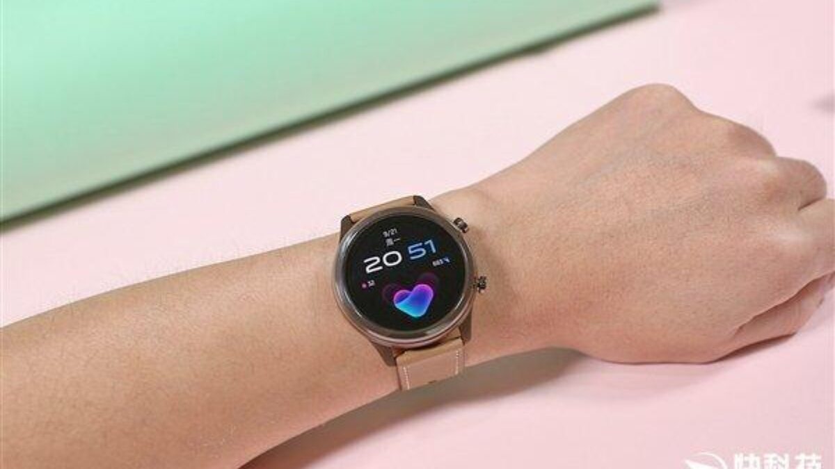 Умные часы Vivo на руке с дисплеем и интерфейсом времени