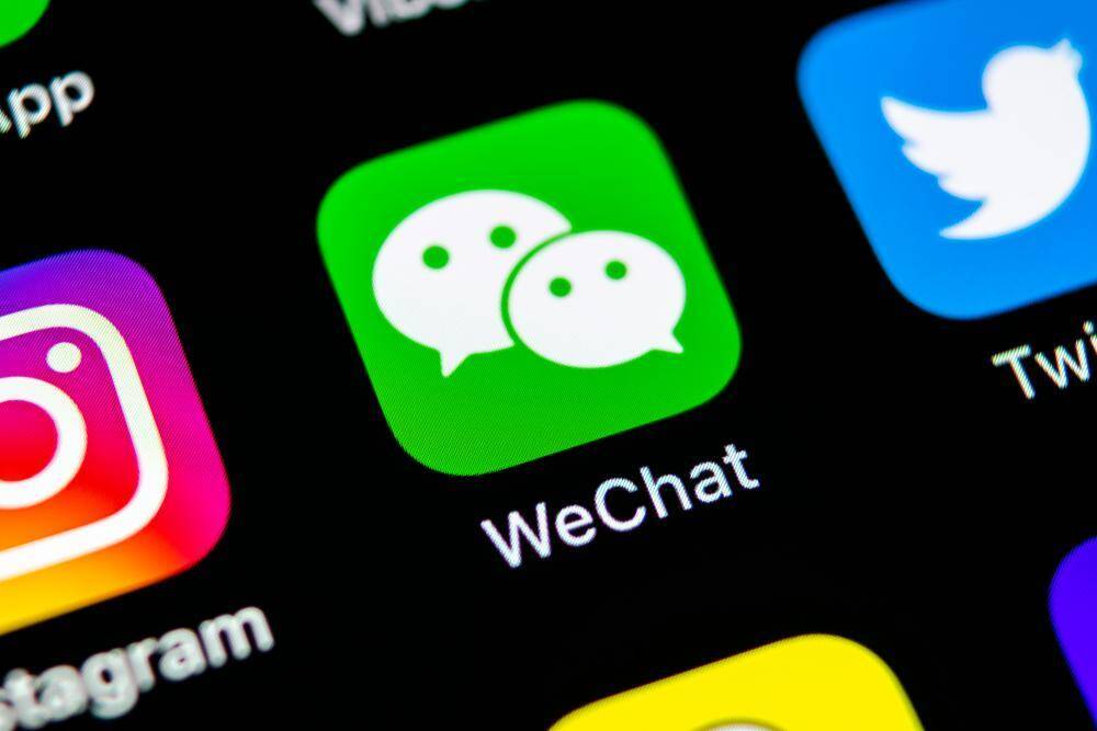 Ответ на санкции: в США WeChat и TikTok удалят из AppStore 3 Экран смартфона с иконками приложений Вичат и ТикТок