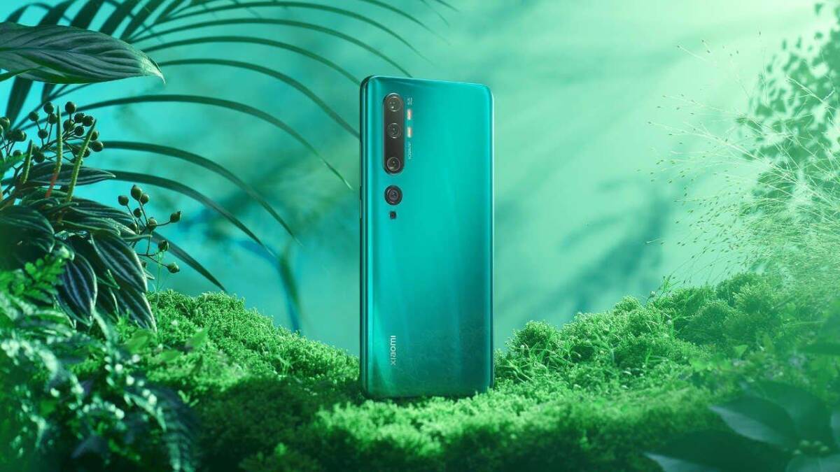 Задняя панель смартфона Xiaomi Redmi Note 10 в зеленом цвете с тремя камерами и светодиодной вспышкой