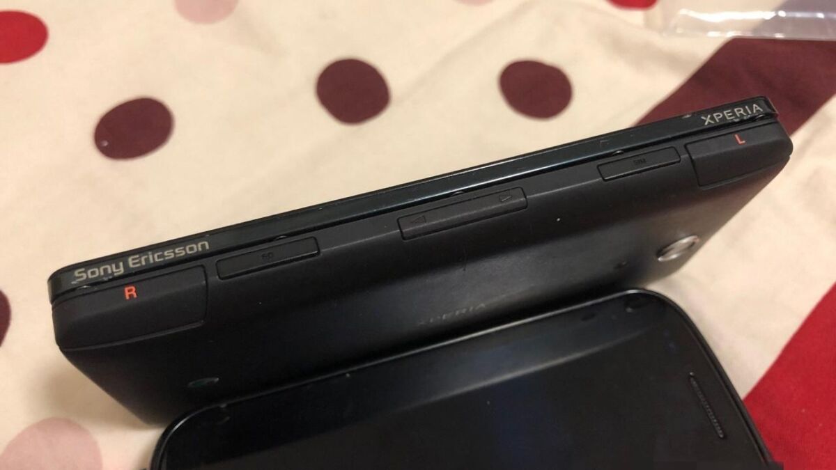 Вид сзади на смартфон Sony Xperia и прототип слайдера Xperia Play 2