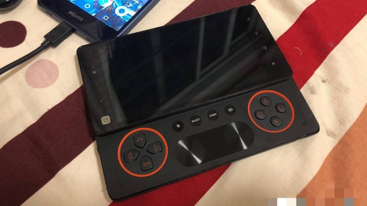 Смартфон Sony Xperia Play 2 с физическими кнопками геймпада