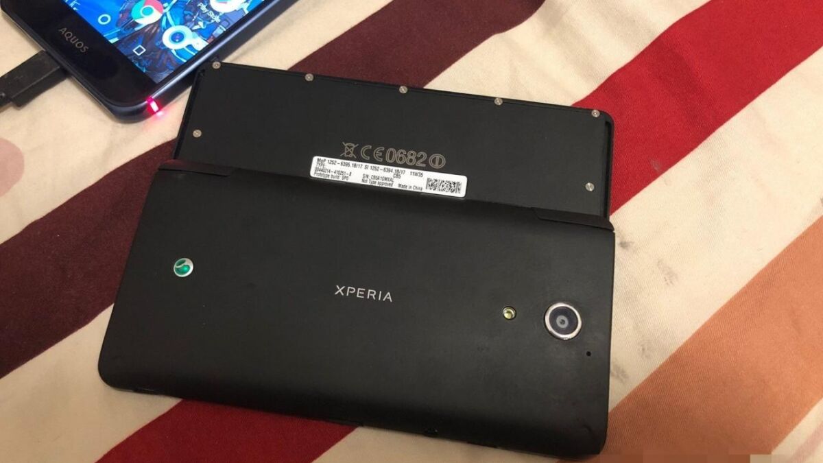 Задняя панель смартфона Sony Xperia с камерой и логотипом